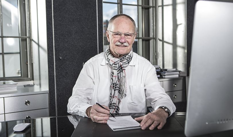Eberhard Thöne  Research and Documentation