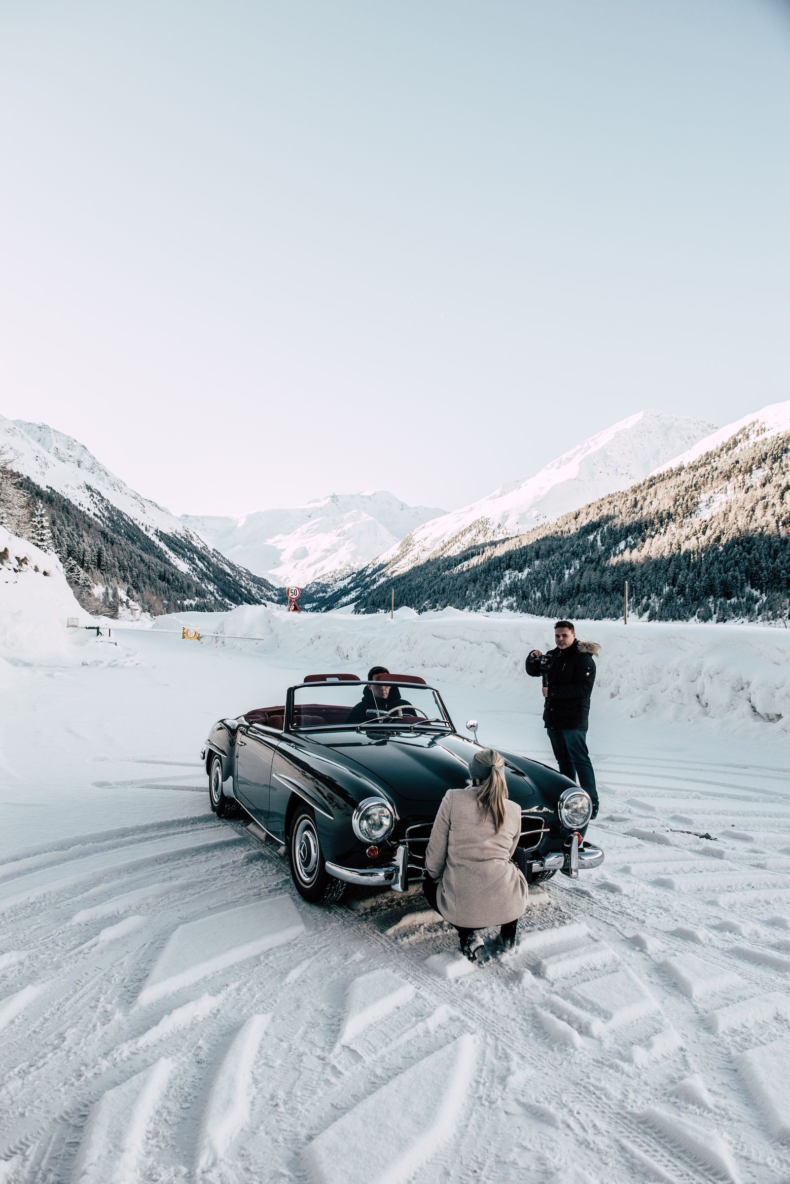 Florian Schmucker und Michelle Stürz vor einem Mercedes-Benz 190 SL 